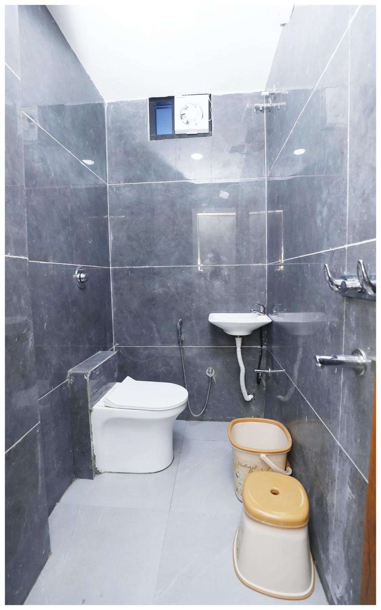 Premium Hotel Ujjain - G A R I M A - Near Mahakal Temple And Rivar - Railway Station - Hygiene & Spacious Room - With Wifi- And Parking Facilities - Best Hotel In Удджайн Экстерьер фото