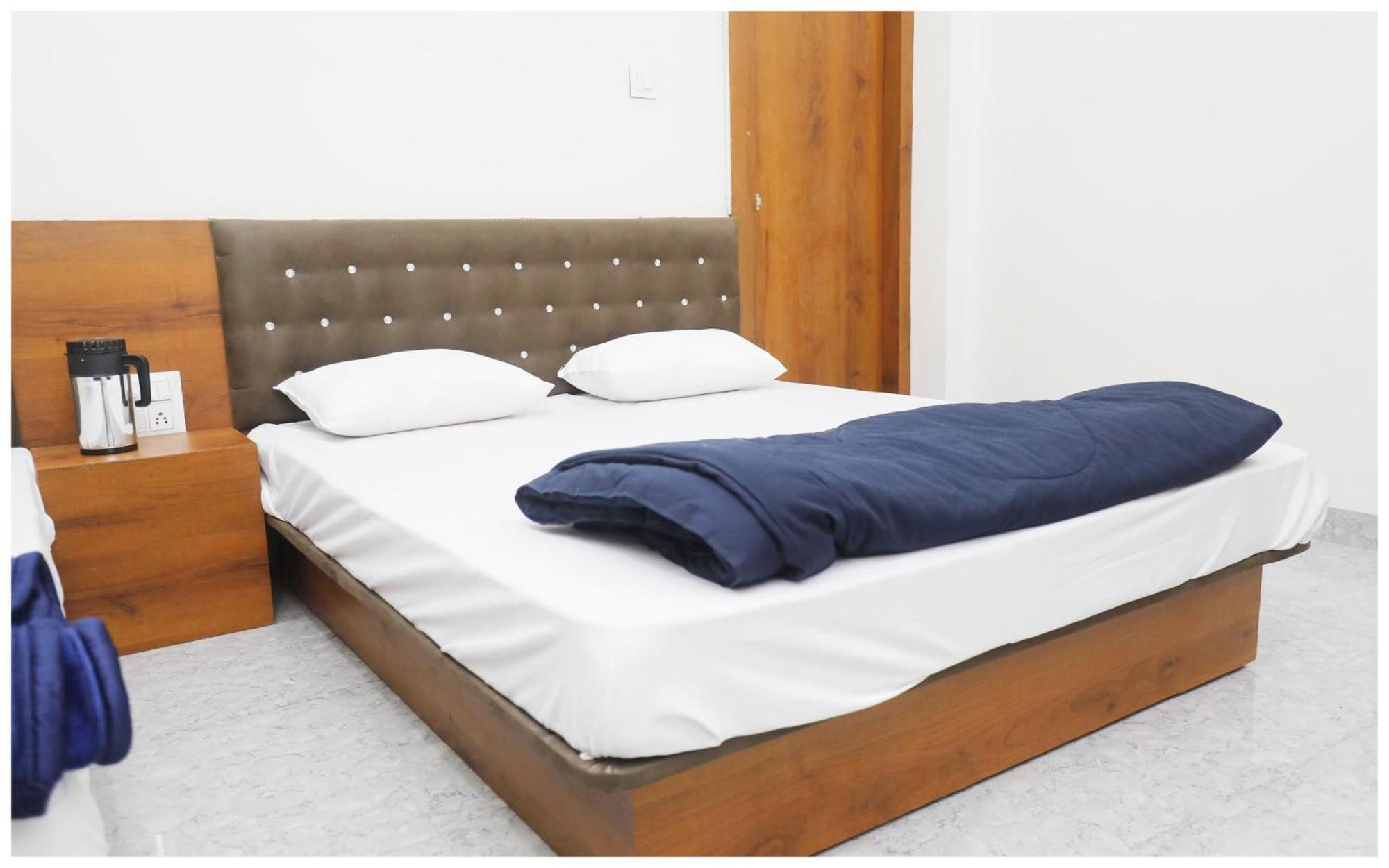 Premium Hotel Ujjain - G A R I M A - Near Mahakal Temple And Rivar - Railway Station - Hygiene & Spacious Room - With Wifi- And Parking Facilities - Best Hotel In Удджайн Экстерьер фото