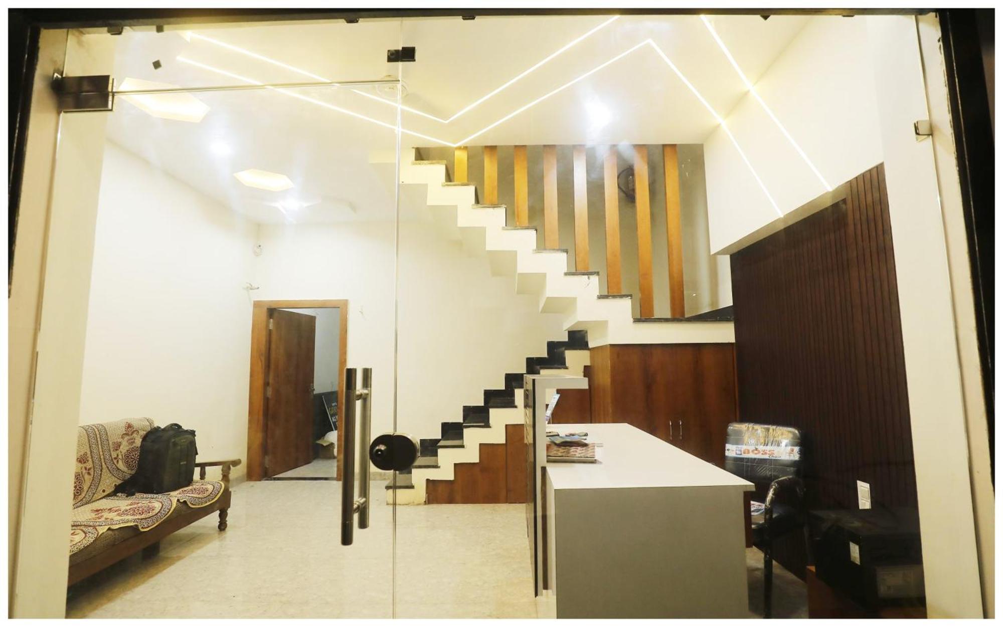 Premium Hotel Ujjain - G A R I M A - Near Mahakal Temple And Rivar - Railway Station - Hygiene & Spacious Room - With Wifi- And Parking Facilities - Best Hotel In Удджайн Экстерьер фото