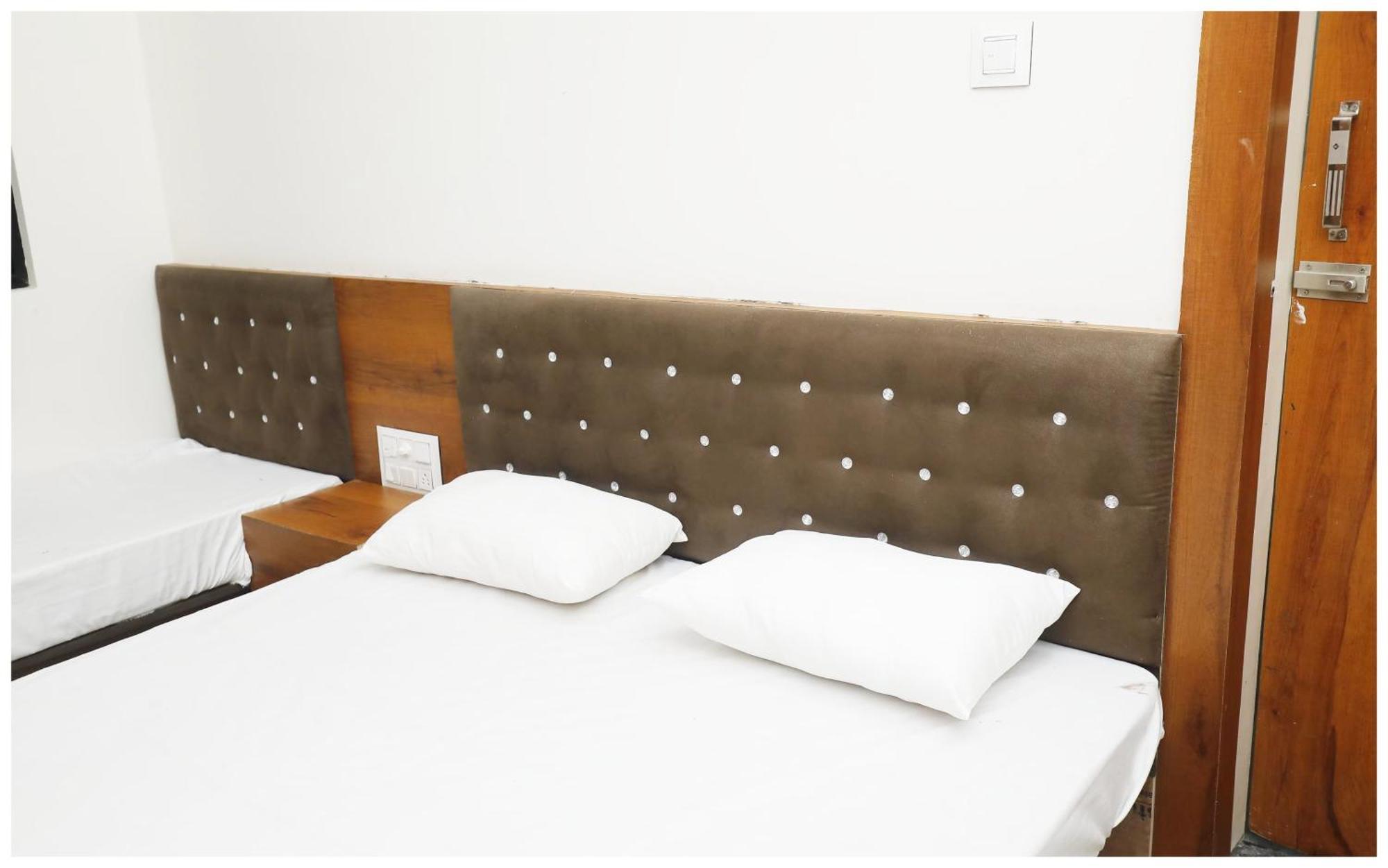 Premium Hotel Ujjain - G A R I M A - Near Mahakal Temple And Rivar - Railway Station - Hygiene & Spacious Room - With Wifi- And Parking Facilities - Best Hotel In Удджайн Экстерьер фото