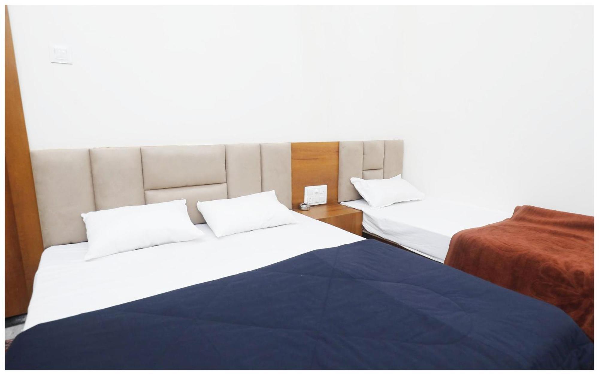 Premium Hotel Ujjain - G A R I M A - Near Mahakal Temple And Rivar - Railway Station - Hygiene & Spacious Room - With Wifi- And Parking Facilities - Best Hotel In Удджайн Экстерьер фото