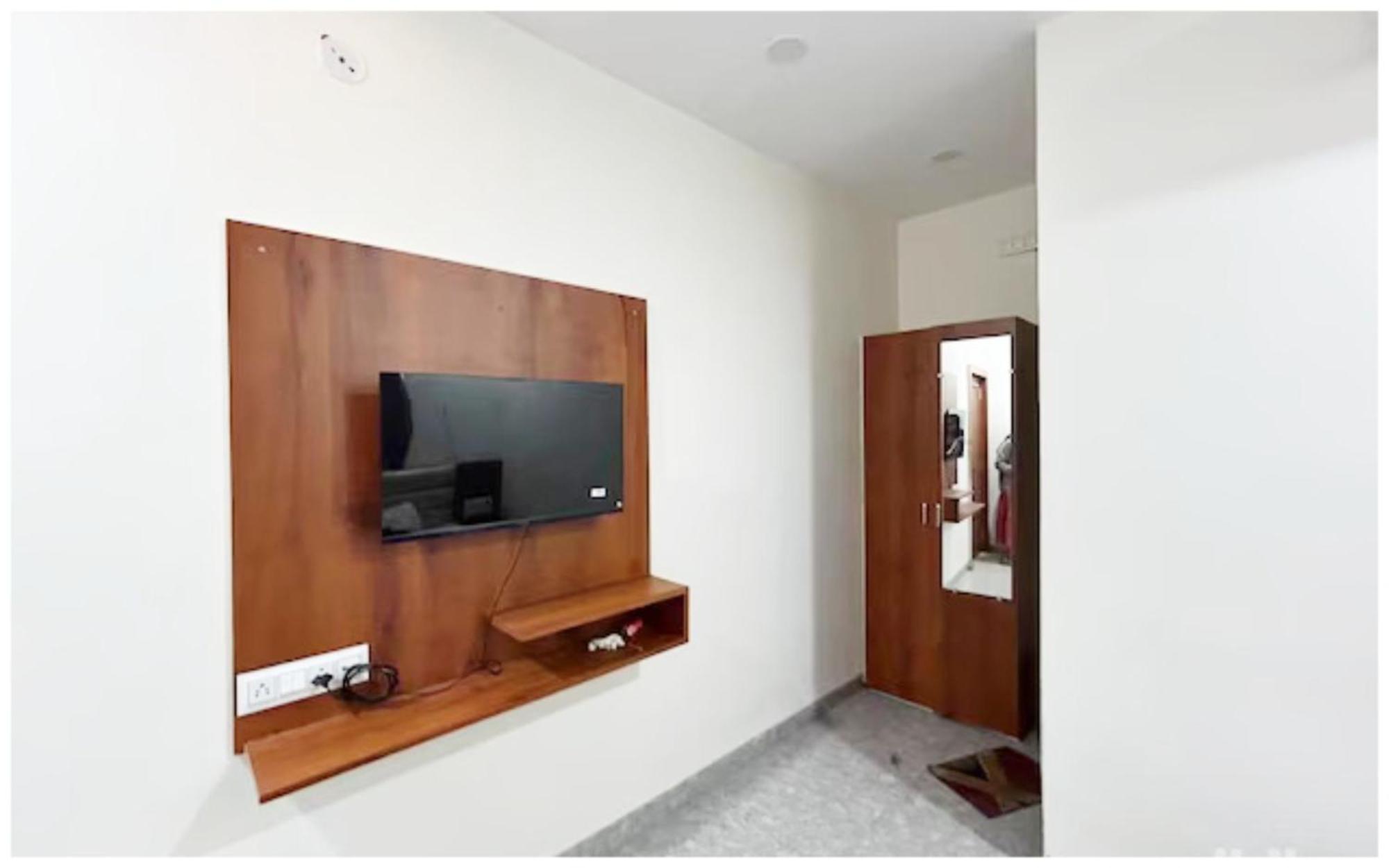 Premium Hotel Ujjain - G A R I M A - Near Mahakal Temple And Rivar - Railway Station - Hygiene & Spacious Room - With Wifi- And Parking Facilities - Best Hotel In Удджайн Экстерьер фото