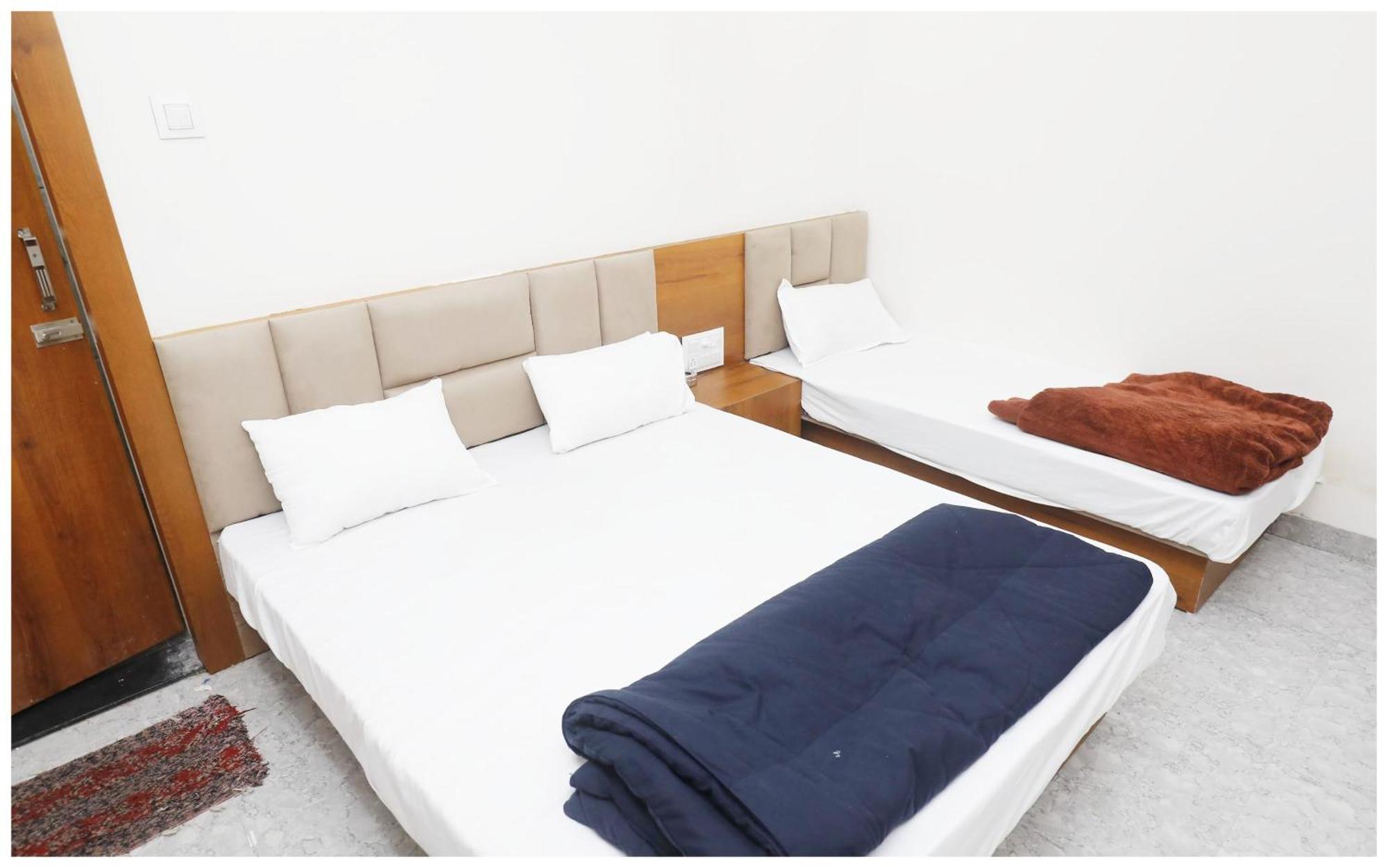 Premium Hotel Ujjain - G A R I M A - Near Mahakal Temple And Rivar - Railway Station - Hygiene & Spacious Room - With Wifi- And Parking Facilities - Best Hotel In Удджайн Экстерьер фото